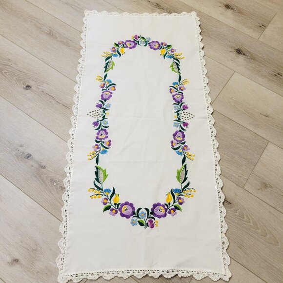 Vtg Table Runner 35" Linen Multi Color Floral Embroidery Crocheted Edge READ - Picture 5 of 6